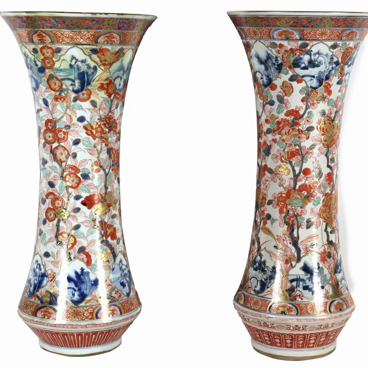 Coppia di antichi grandi vasi giapponesi a tromba in porcellana Imari, con decorazioni in smalti ...