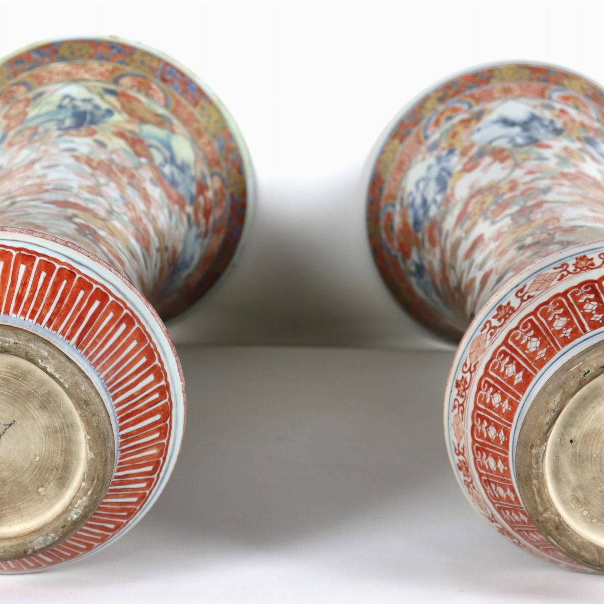 Coppia di antichi grandi vasi giapponesi a tromba in porcellana Imari, con decorazioni in smalti ...