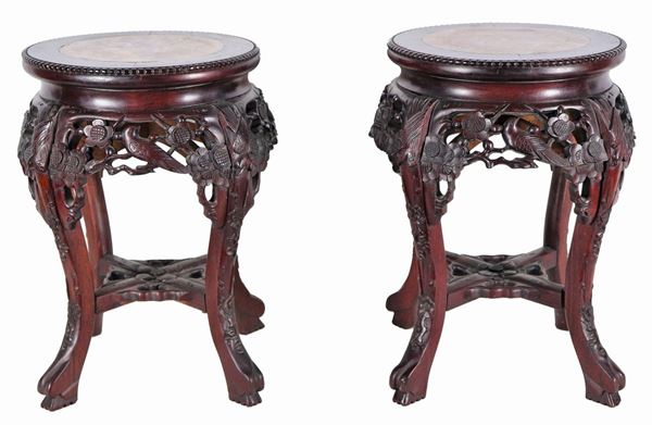 Coppia di sgabelli cinesi in legno di teak, con intagli a motivi di fiori e uccelli esotici, quattro gambe ricurve e pianetti in marmo