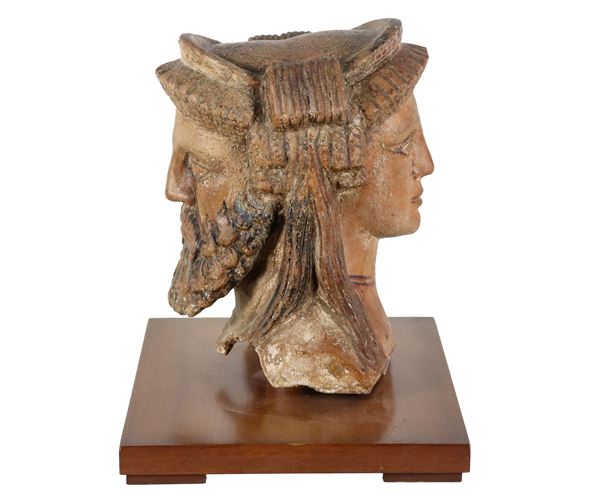 "Giano bifronte", scultura in terracotta patinata, sorretta da base in legno patinato