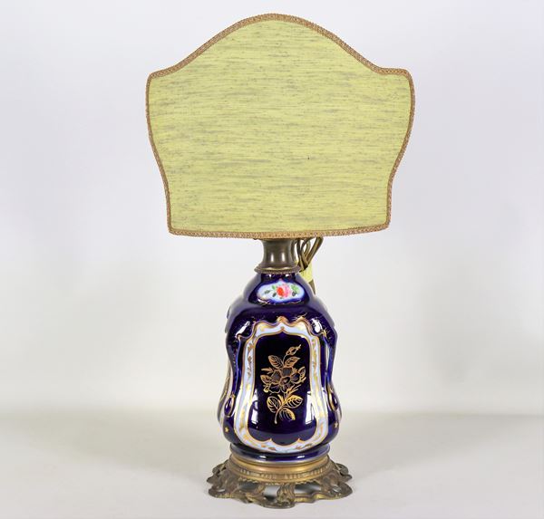 French Louis Philippe lamp in cobalt blue porcelain, with polychrome decorations with floral motifs and bronze base, 1 light.