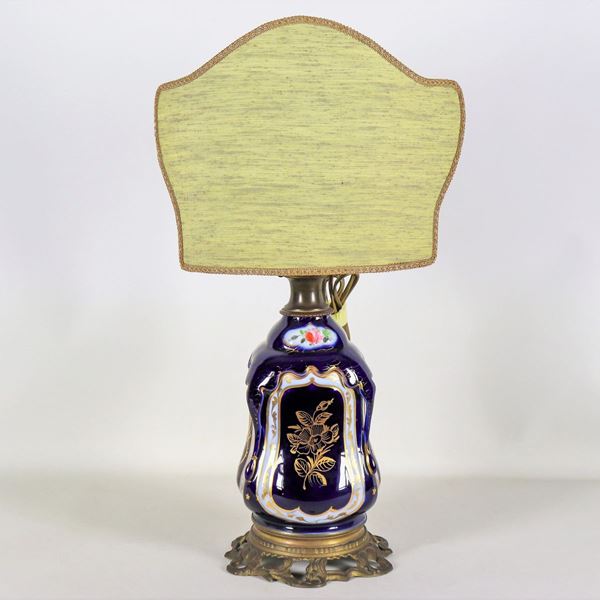 Lampada francese Luigi Filippo in porcellana blu cobalto, con decorazioni policrome a motivi floreali e base in bronzo, 1 luce.