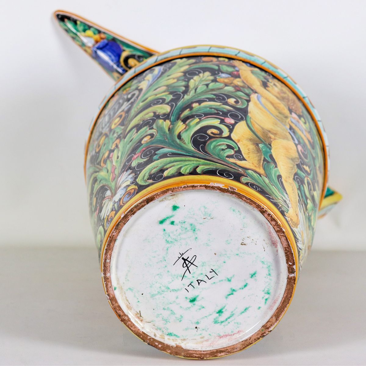 Grande brocca in maiolica lustrata Gualdo Tadino firmata Alfredo Santarelli (1874-1957), interame...