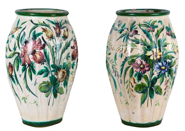 Coppia di grandi vasi in ceramica porcellanata, con decorazioni dipinte a motivi floreali. I vasi presentano varie rotture 