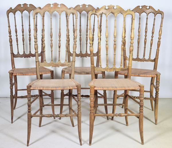 Lotto di cinque sedie chiavarine in legno decapè con sedili in paglia