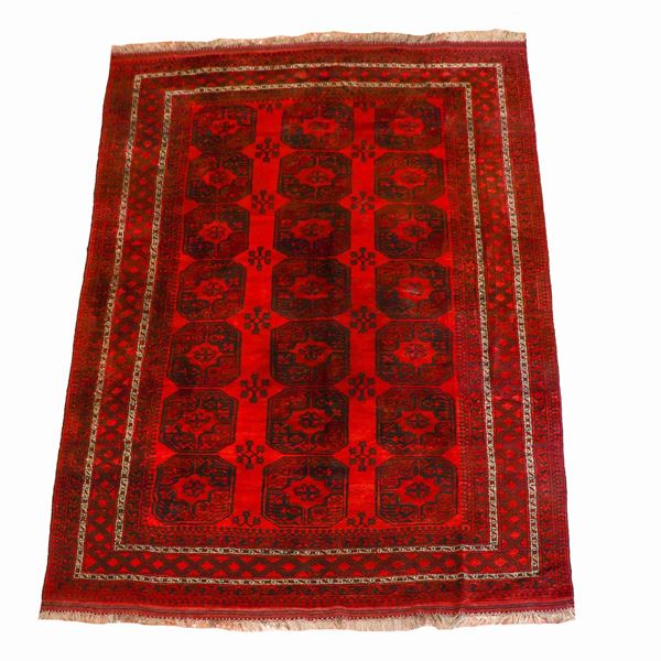Tappeto persiano Ersari a disegno geometrico su fondo rosso, M 3,90 x 2,60 