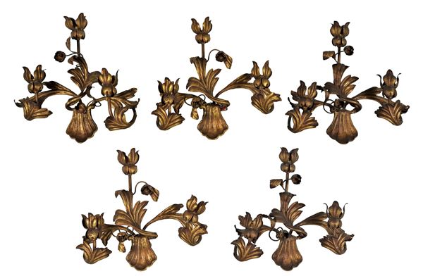 Lotto di cinque appliques in rame dorato a motivi di foglie e fiori, 3 luci ciascuna
