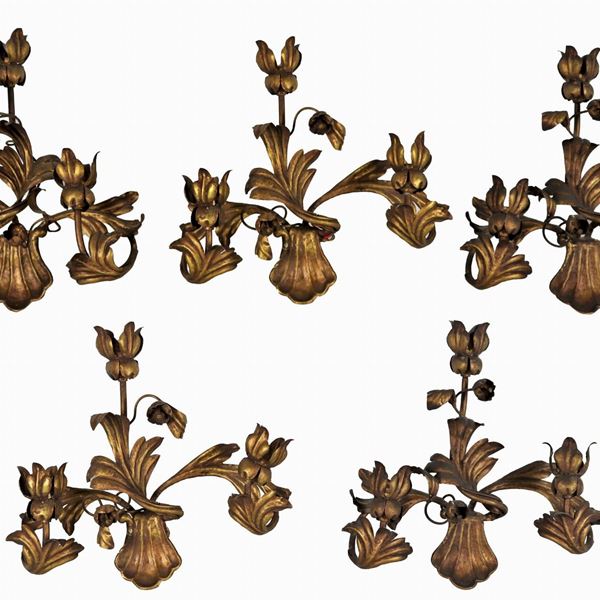 Lotto di cinque appliques in rame dorato a motivi di foglie e fiori, 3 luci ciascuna