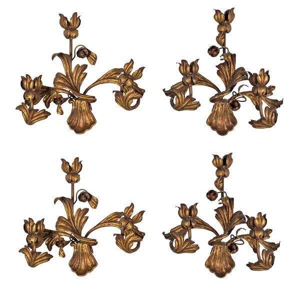 Lotto di quattro appliques in rame dorato a motivi di foglie e fiori, 3 luci ciascuna