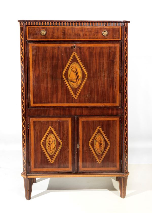 Antique English Sheraton secretaire in mahogany and mahogany feather, with satin wood inlays with motifs of diamonds, shells and intertwined threads. An upper drawer, a slide forming a desk and two doors below, four legs in the shape of an inverted pyramid. The drain and the doors have cracks