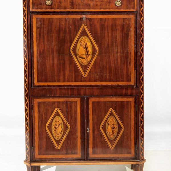 Antico secretaire inglese Sheraton in mogano e piuma di mogano, con intarsi in legno satinato a motivi di rombi, conchiglie e filettature intrecciate. Un tiretto sovrastante, calatoia formante scrittoio e due sportelli sottostanti, quattro gambe a tronco di piramide rovesciata. La calatoia e gli sportelli presentano spaccature