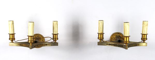 Coppia di appliques francesi di linea Impero, in bronzo sbalzato a forma romboidale, 3 luci ciascuna