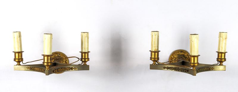 Coppia di appliques francesi di linea Impero, in bronzo sbalzato a forma romboidale, 3 luci ciasc...