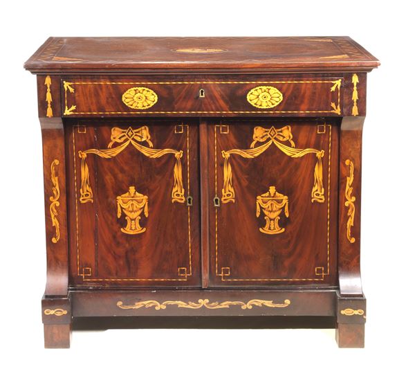 Antique English Sheraton servant in mahogany and mahogany feather, with satin wood inlays with geometric motifs, shells, fans and amphorae with bows, a central drawer and two doors underneath. The sides have cracks