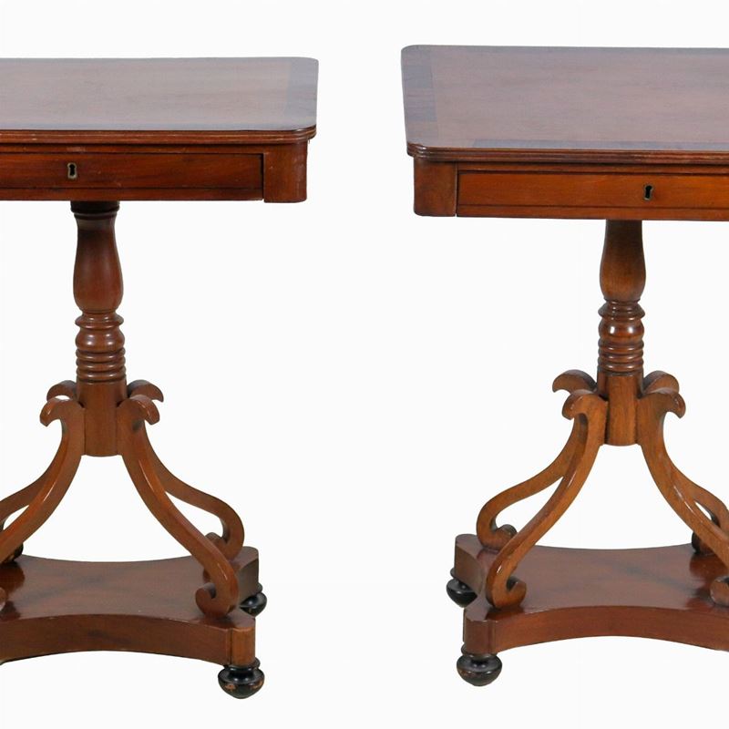 Coppia di antichi tavolinetti rettangolari in noce e palissandro, con tiretto centrale e base a c...