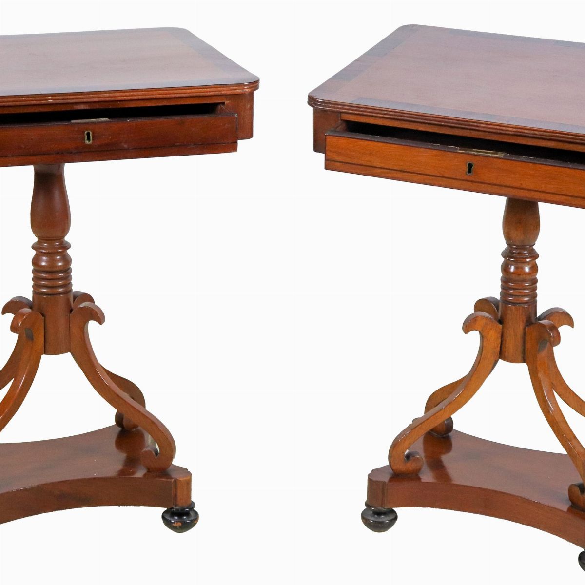 Coppia di antichi tavolinetti rettangolari in noce e palissandro, con tiretto centrale e base a c...