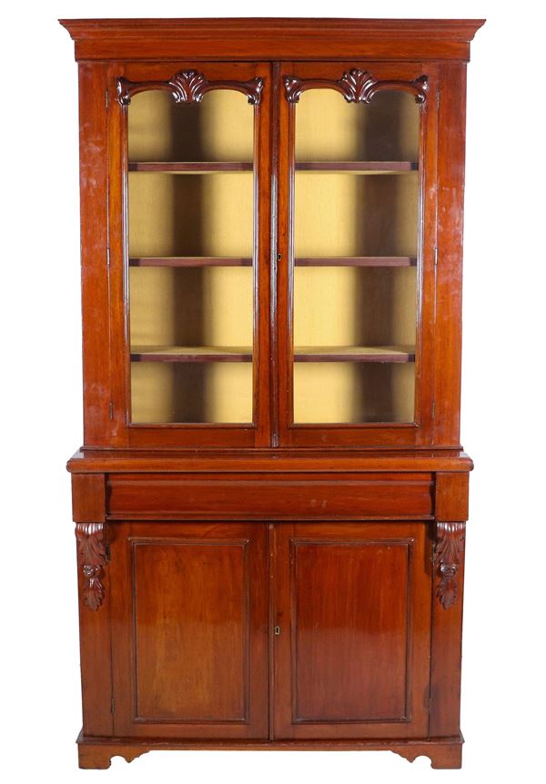 English Victorian display cabinet in mahogany, with the upper part having two glass doors and the lower part with a central drawer and two drawers underneath