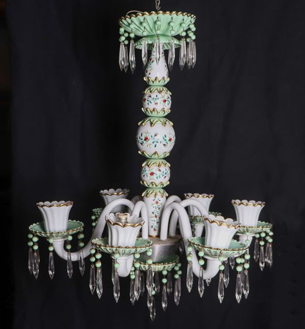 Lampadario in vetro soffiato di Murano color lattice e verde, con decorazioni policrome a motivi di fiori e pendagli in cristallo, 6 luci. Mancanza