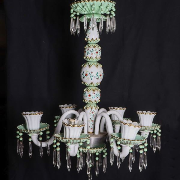 Lampadario in vetro soffiato di Murano color lattice e verde, con decorazioni policrome a motivi di fiori e pendagli in cristallo, 6 luci. Mancanza