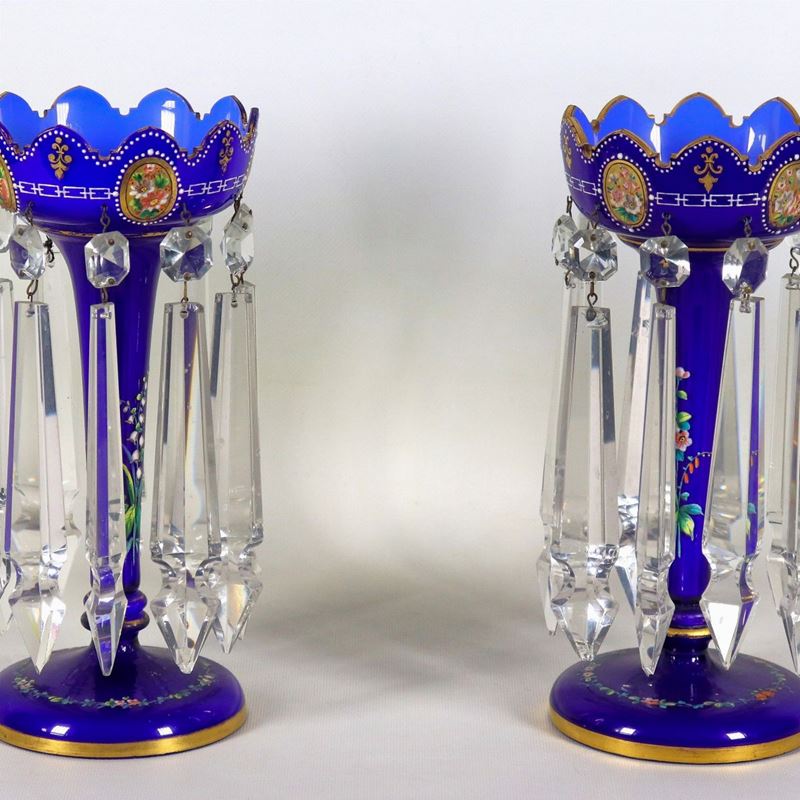 Coppia di antichi porta ananas in cristallo di Boemia blu cobalto, con decorazioni policrome in s...