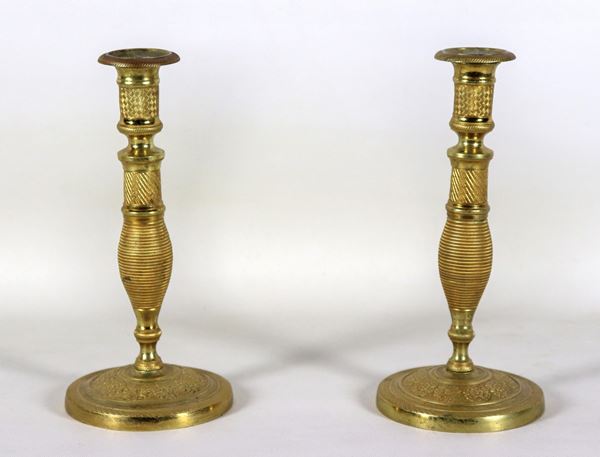 Coppia di antichi candelieri francesi Secondo Impero, in bronzo dorato, sbalzato e cesellato