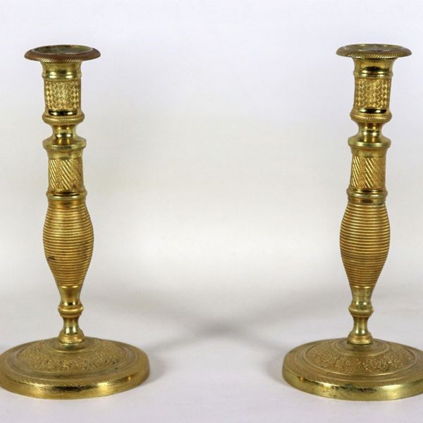 Coppia di antichi candelieri francesi Secondo Impero, in bronzo dorato, sbalzato e cesellato