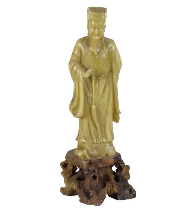 "Santone", statuina cinese in pietra dura con base lavorata