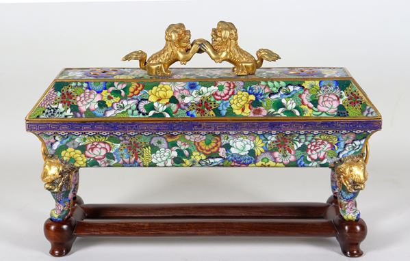 Bruciaprofumo cinese in smalto cloisonné, interamente decorato a motivi di fiori orientali con piccole sculture di cani Foo sul coperchio, all'interno vaschetta estraibile mancante di un manico, base in legno di teak