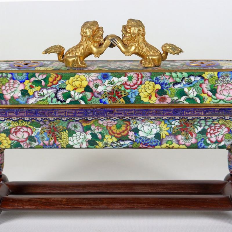 Bruciaprofumo cinese in smalto cloisonné, interamente decorato a motivi di fiori orientali con pi...