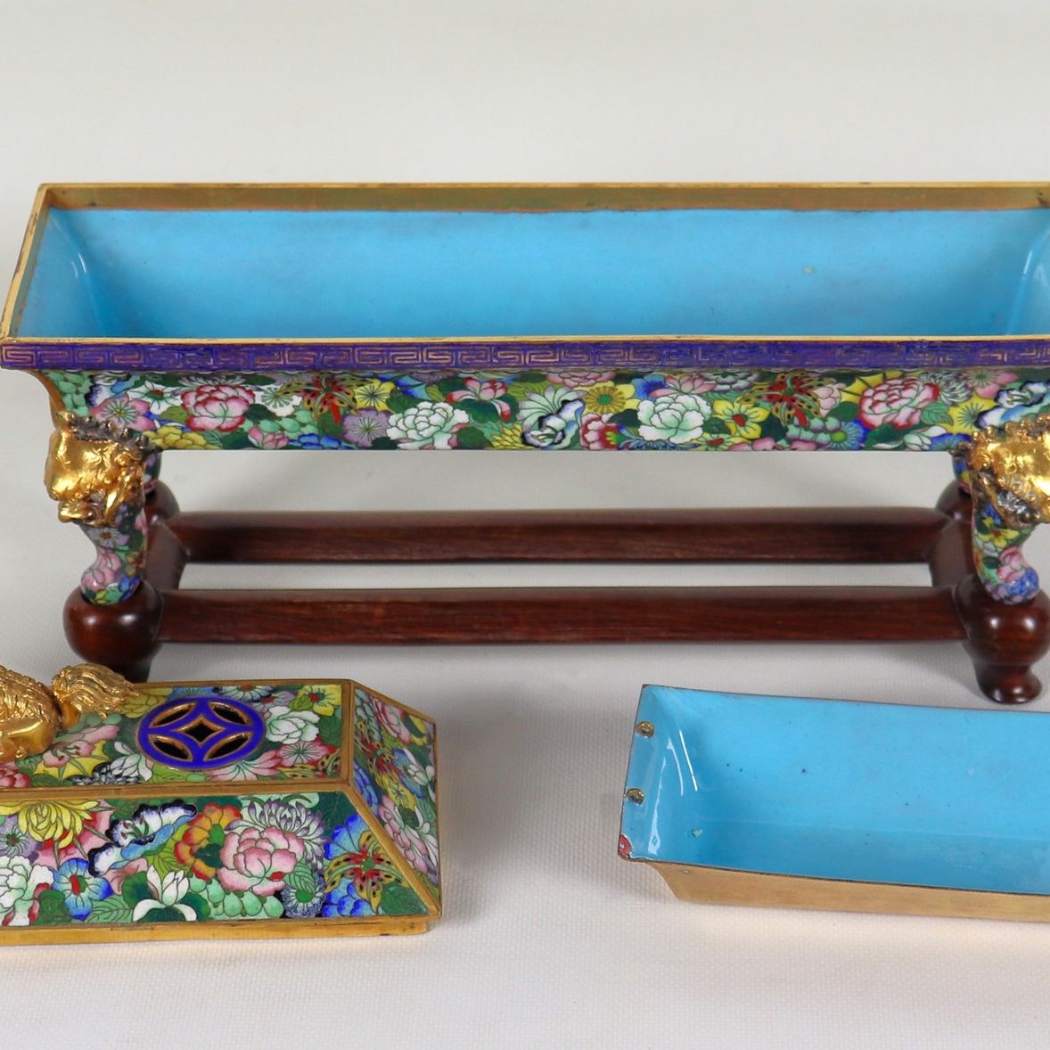 Bruciaprofumo cinese in smalto cloisonné, interamente decorato a motivi di fiori orientali con pi...