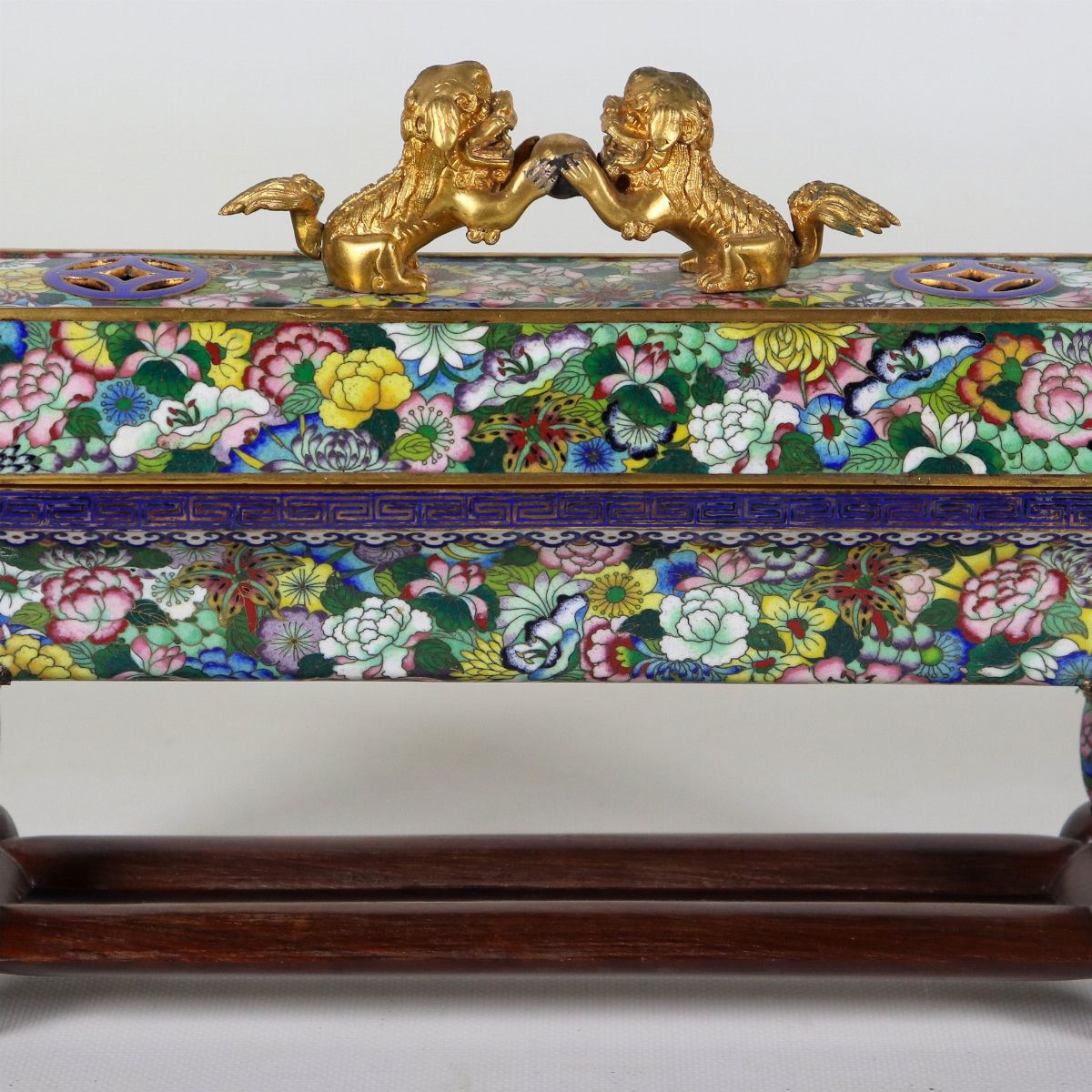Bruciaprofumo cinese in smalto cloisonné, interamente decorato a motivi di fiori orientali con pi...