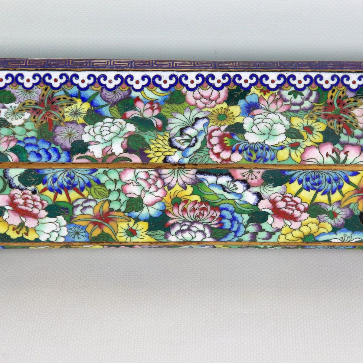 Bruciaprofumo cinese in smalto cloisonné, interamente decorato a motivi di fiori orientali con pi...