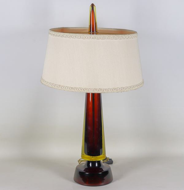 Lampada da tavolo a forma piramidale in cristallo color ambra con paralume, 3 luci