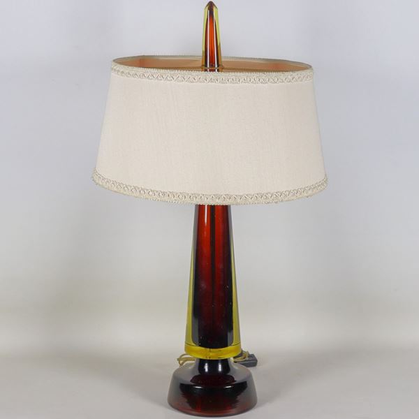 Lampada da tavolo a forma piramidale in cristallo color ambra con paralume, 3 luci