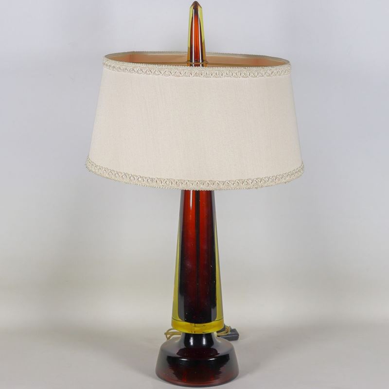 Lampada da tavolo a forma piramidale in cristallo color ambra con paralume, 3 luci