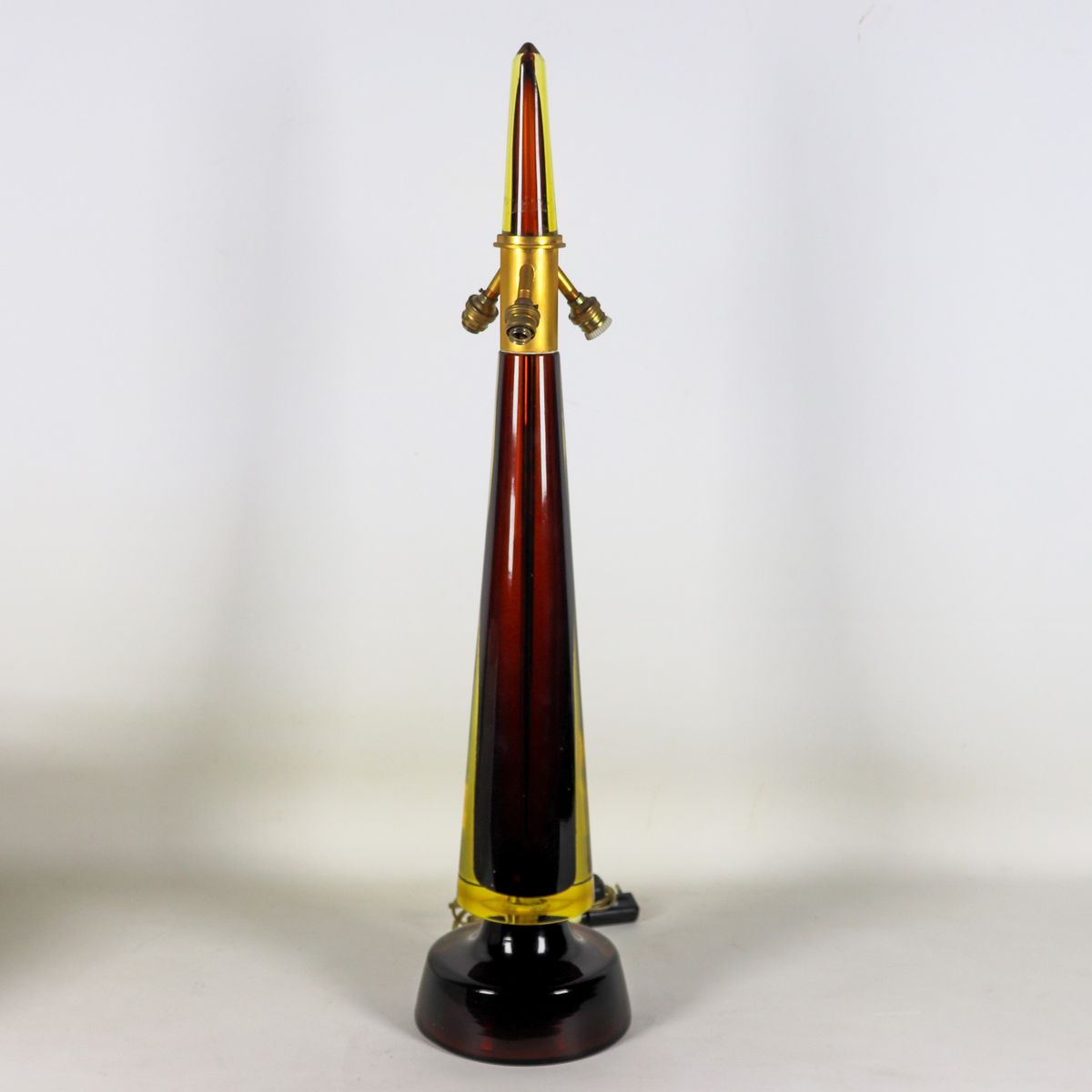 Lampada da tavolo a forma piramidale in cristallo color ambra con paralume, 3 luci