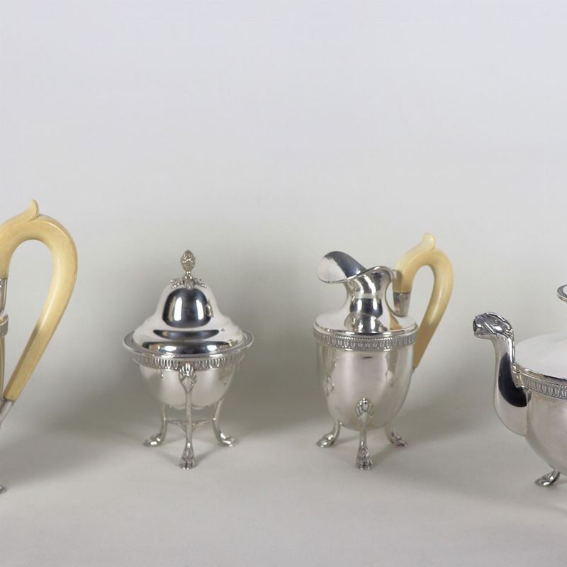 Servizio da tè e caffè in argento sbalzato e cesellato a motivi Impero (4 pz), gr. 2370