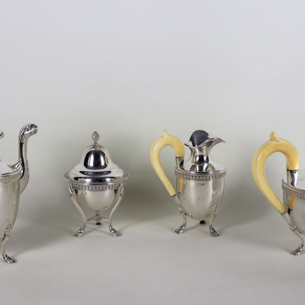 Servizio da tè e caffè in argento sbalzato e cesellato a motivi Impero (4 pz), gr. 2370