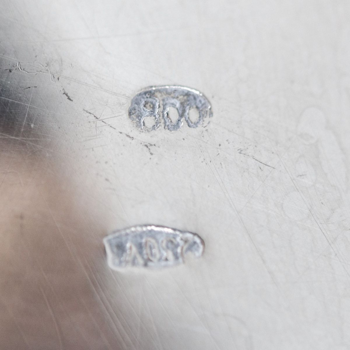 Servizio da tè e caffè in argento sbalzato e cesellato a motivi Impero (4 pz), gr. 2370