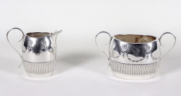 Antique lot of an English sugar bowl and milk jug from the Victorian era, in chiselled and embossed Sheffield with Sheraton motifs