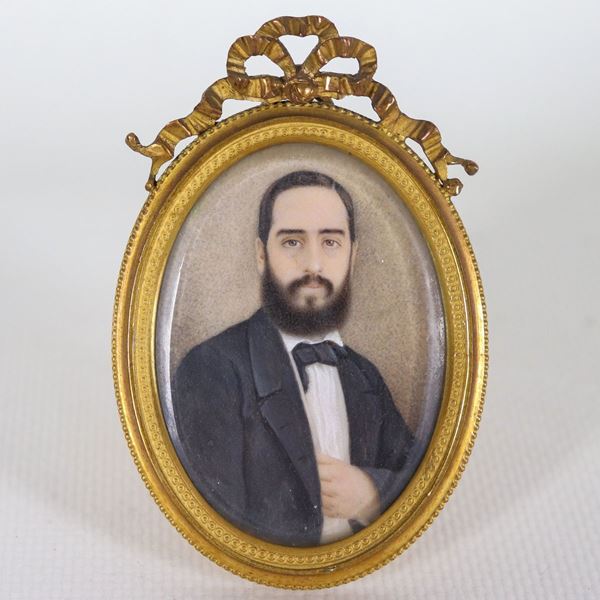"Ritratto di nobiluomo con barba", antica piccola miniatura ovale dipinta, XIX Secolo