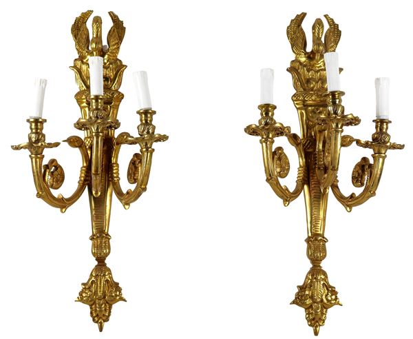 Coppia di appliques francesi in bronzo dorato, sbalzato e cesellato a forma di faretra con sculture di cigni, 3 luci ciascuna