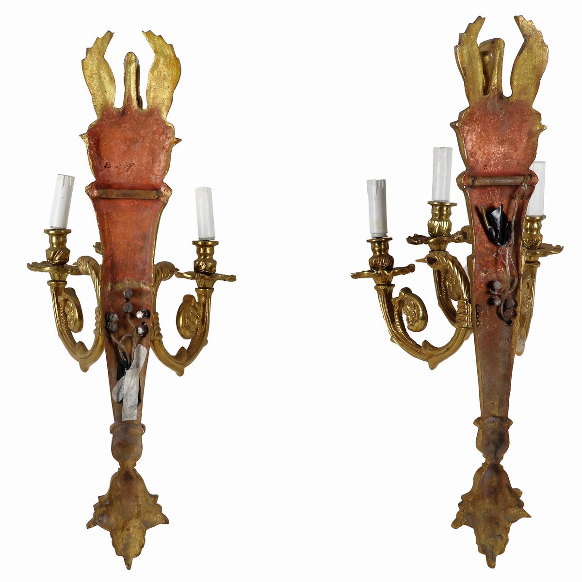 Coppia di appliques francesi in bronzo dorato, sbalzato e cesellato a forma di faretra con scultu...