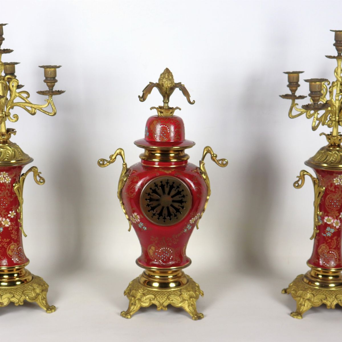 Trittico francese Liberty, pendola e due candelabri a cinque fiamme, in bronzo dorato, sbalzato e...