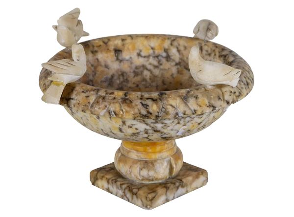 Round basin in alabaster marble, on the edge the "Doves of Pliny". A dove presents lack
