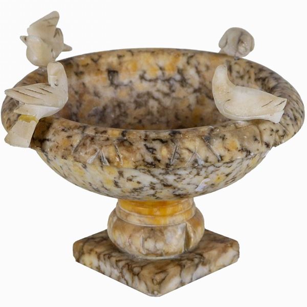 Round basin in alabaster marble, on the edge the "Doves of Pliny". A dove presents lack