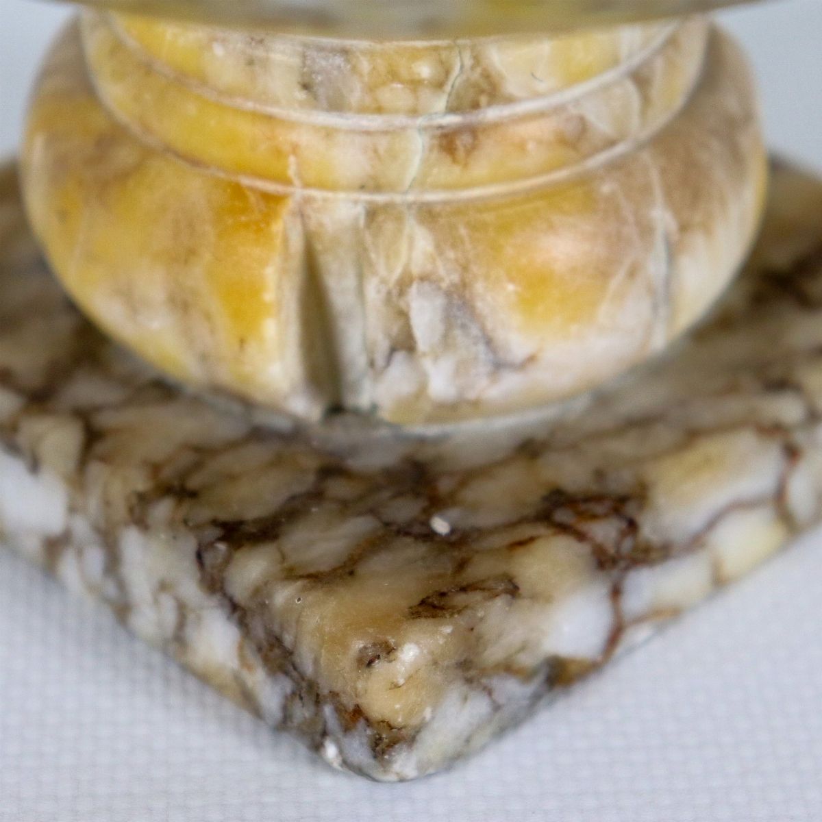 Vasca tonda in marmo di alabastro, sul bordo le "Colombe di Plinio". Una colomba presenta mancanz...