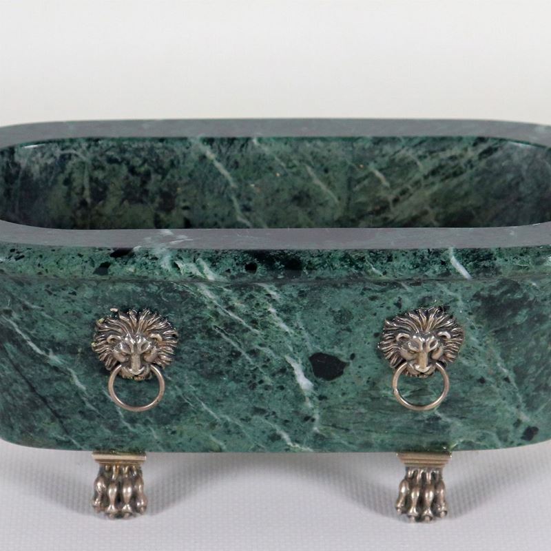 Vasca romana in marmo verde delle Alpi, con teste di leoni e piedi leonini in argento