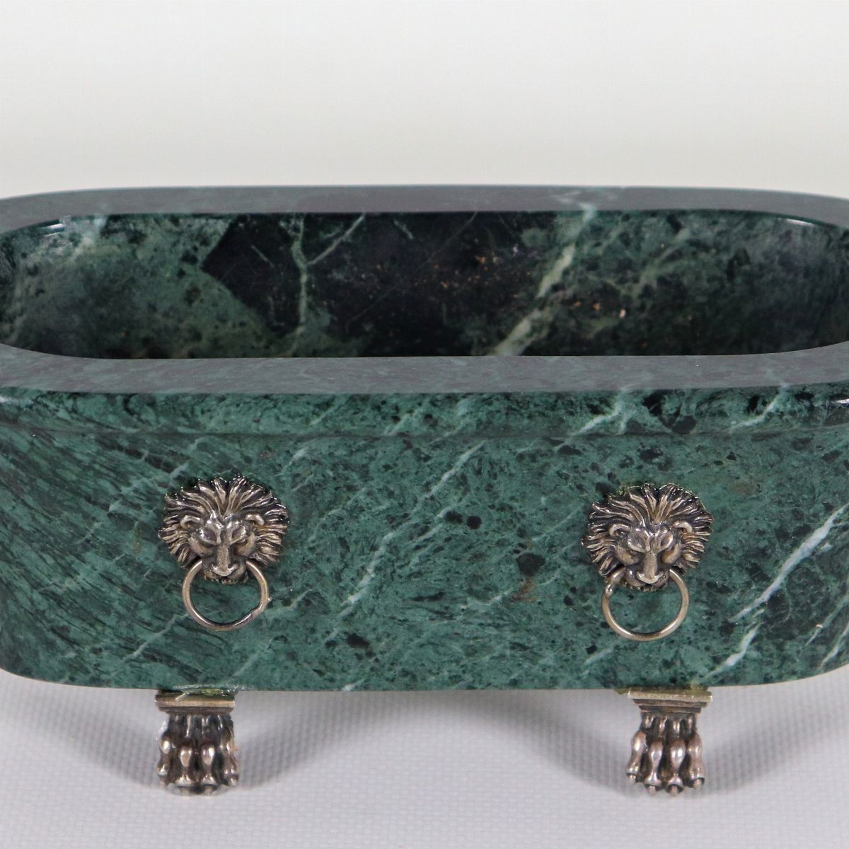 Vasca romana in marmo verde delle Alpi, con teste di leoni e piedi leonini in argento