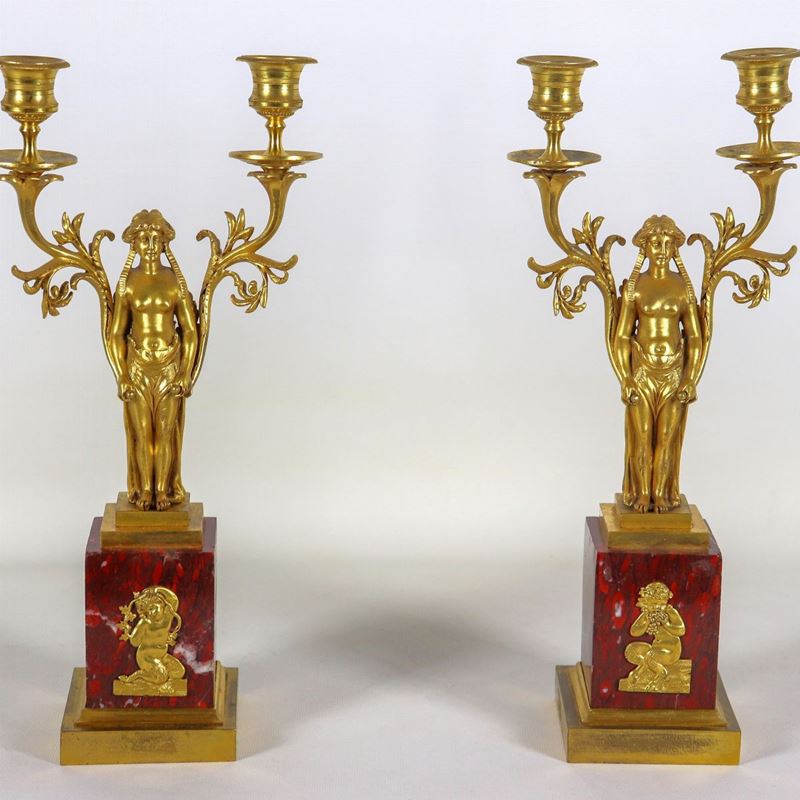 Coppia di doppieri francesi in bronzo dorato e marmo rosso di Francia, con sculture di Vestali e ...